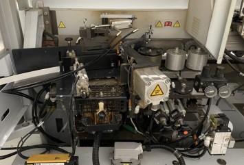 Кромкооблицовочный станок, предварительное фрезерование, обрезка углов