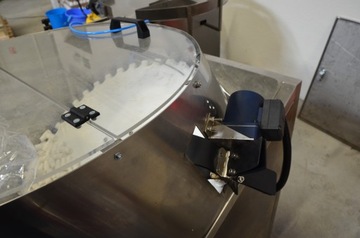 АВТОМАТИЧЕСКАЯ ПОДАЧА БУТЫЛОК НА КОНВЕЙЕРЕ