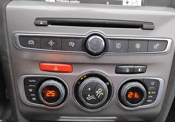 Citroen C4 II Hatchback 5d Facelifting 1.6 HDi 92KM 2015 Citroen C4 2015r, 1.6 HDI. Uszkodzony lewy tyl. Jezdzi. 1.6 Diesel 92KM, zdjęcie 15