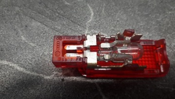 4B0947411 LAMPA DVEŘE ČERVENÁ AUDI A6 C5