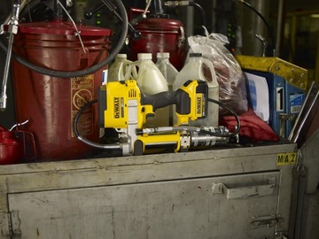 СМАЗКА ДЛЯ АККУМУЛЯТОРА DeWALT DCGG571M1, 18 В, 4,0 Ач, КОРПУС