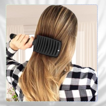 Гибкая плоская расческа с кабаньей щетиной для всех типов.