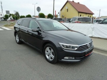 Volkswagen Passat B8 Variant 2.0 TDI BlueMotion SCR 150KM 2018 Volkswagen Passat NAWIGACJA PLHIGHLINE DSG-7PANORAMAASYSTENT PARKOWANIASKO, zdjęcie 2