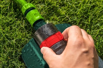 КОЛЕБАТЕЛЬНЫЙ САДОВЫЙ ДОЖДЕВАТЕЛЬ С 18 ФОРСУНКАМИ ДЛЯ ГАЗОНА ПЛОЩАДЬЮ 285 м2 КАЧАЮЩИЙСЯ САД