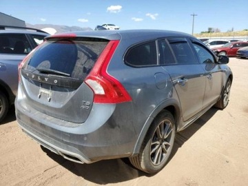 Volvo V60 II  2018 Volvo V60 Cross Country Premier, 2018r., 4x4, 2.0L, zdjęcie 2