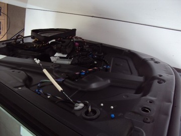 DVEŘE LEVÝ PŘEDNÍ KOMPLETNÍ VW TOUAREG I 7L LD7V