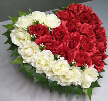 Букет украшений на могилу, кладбище, надгробие, сердце