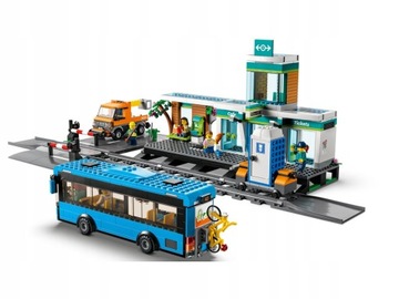 LEGO City 60335 Большой набор «Железнодорожный вокзал», 907 деталей