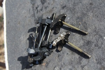 КРЕПЛЕНИЕ ДЕРЖАТЕЛЯ ИНЖЕКЦИОННОГО ЛОТКА TOYOTA 2.0 D4D 1CD