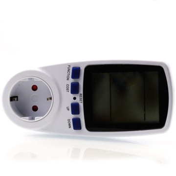 Ваттметр/счетчик потребления электроэнергии, подключенный к сети, вставленный в розетку