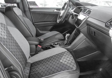 Volkswagen Tiguan II SUV Facelifting 2.0 TDI 200KM 2022 Volkswagen Tiguan 2.0 TDI 200KM R-Line 4Motion DSG Kamery 360 stopni Harma, zdjęcie 12