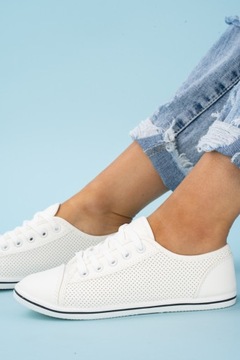 Белые гладкие женские кроссовки с дырочками Moderna 39