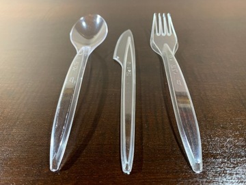 Одноразовые вилки из прозрачного пластика.