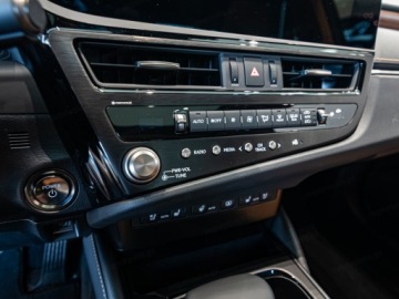 Lexus ES VII (XV70) Sedan Facelifting 300h 218KM 2025 LEXUS ES 300h Omotenashi Sedan 2.5 E-CVT 218KM, zdjęcie 9