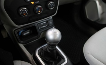 Jeep Renegade SUV Facelifting 1.0 GSE T3 Turbo 120KM 2018 Jeep Renegade 1.0 GSE T3 Turbo Longitude FWD SS SalonPl Gwarancja od RiA, zdjęcie 15