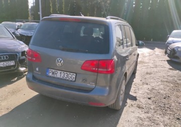 Volkswagen Touran II 1.6 TDI 105KM 2012 Volkswagen Touran 2012r, 1.6 TDI. Lekko przetarte boki. Jezdzi. 1.6 Diesel, zdjęcie 4