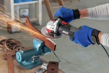 УГЛОВАЯ ШЛИФРОВОЧНАЯ МАШИНА 125 мм 600 Вт 9021 SKIL