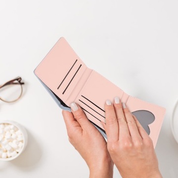 Mały niebieski portfel-karta z kwiatkiem Miss