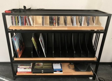 Черная деревянная подставка для виниловых пластинок.