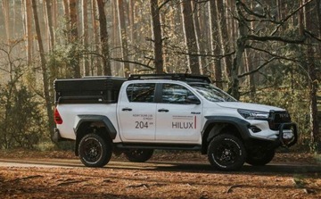 Toyota Hilux VIII Podwójna kabina Facelifting 2024 2.8 D-4D 204KM 2025 Toyota Hilux Zawieszenie Old Man Emu Wyciagarka Warn Oswietlenie Lazer N, zdjęcie 4