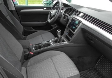 Volkswagen Passat B8 Limousine Facelifting 2.0 TDI SCR 150KM 2020 Volkswagen Passat 2.0 TDI 150KM Essence Fotele Podgrzewane Klimatyzacja 3-, zdjęcie 13
