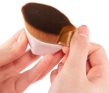 ОДИНАРНАЯ ЩЕТКА для тонального крема, очень плотная и мягкая.