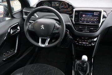 Peugeot 2008 I SUV Facelifting 1.2 PureTech 110KM 2019 Peugeot 2008 1.2 PureTech, Salon Polska, zdjęcie 6