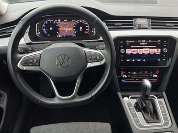 Volkswagen Passat B8 Variant Facelifting 1.5 TSI EVO 150KM 2023 Volkswagen Passat reflektory LED kamera nawigacja tempomat aktywny FV, zdjęcie 15