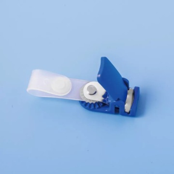 Крепление зажимом на корпусе бейджа