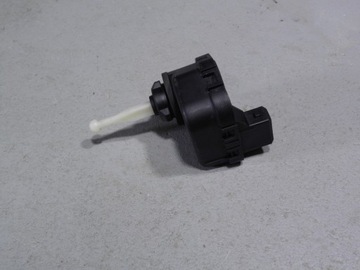 AUDI A8 D2 // SILNICZEK REGULACJI LAMPY 4D0941295