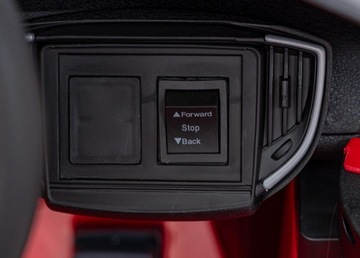 Красный автомобиль Maserati Ghibli