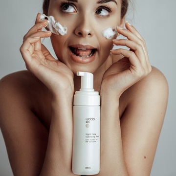 ОЧИЩАЮЩАЯ ПЕНКА ДЛЯ УМЫВАНИЯ ЛИЦА с маслом цубаки LIGHT FORMULA 150мл