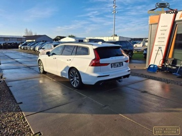Volvo V60 II  2022 Volvo V60 2,0 B3 mild hybrid 163KM panorama navi elektryka led hak alu opl, zdjęcie 7