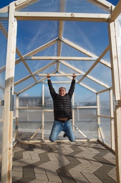 Деревянная садовая теплица