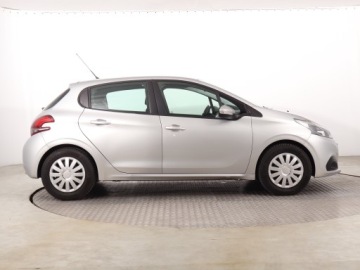 Peugeot 208 I Hatchback 5d Facelifting 1.2 PureTech 82KM 2017 Peugeot 208 1.2 PureTech, Salon Polska, zdjęcie 5