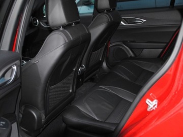 Alfa Romeo Giulia II Sedan Facelifting 2023 2.0 GME Turbo 280KM 2025 Od ręki - 2.0 (280KM) | Klimatyzacja automatyczna + Kamera cofania, zdjęcie 12