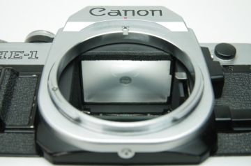 Аналоговый корпус Canon AE-1 с объективом