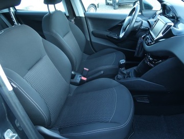 Peugeot 208 I Hatchback 5d Facelifting 1.2 PureTech 82KM 2016 Peugeot 208 1.2 PureTech, Salon Polska, zdjęcie 8