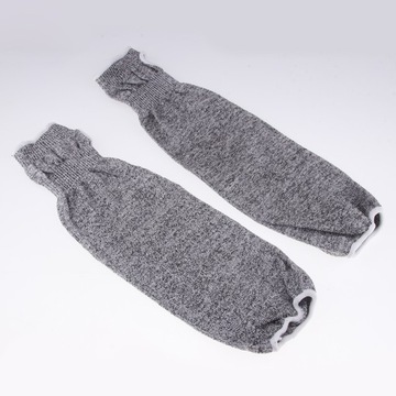 Нарукавники из специального материала.