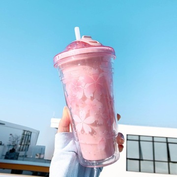 Пластиковые стаканчики с крышками и трубочкой Сакура розового цвета.