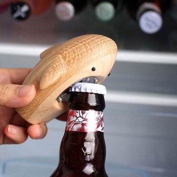 Drewniany otwieracz do butelek piwa w kształcie rekina ozdoba domu prezent kuchenny na biały