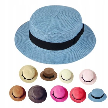 Плоская соломенная шляпа с небольшими полями.