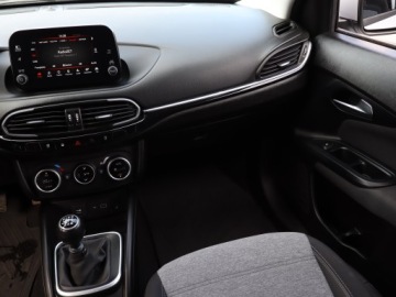 Fiat Tipo II Hatchback Facelifting 1.6 MultiJet 130KM 2022 Fiat Tipo 1.6 MultiJet, Salon Polska, zdjęcie 7