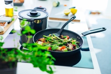 ФУНКЦИОНАЛЬНАЯ ФОРМА СКОВОРОДА 24 СМ PTFE 1026572 FISKARS