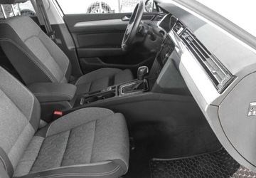 Volkswagen Passat B8 Variant Facelifting 2.0 TDI SCR 150KM 2023 Volkswagen Passat 2.0 TDI 150KM DSG Business Fotele Podgrzewane LED MATRIX, zdjęcie 12