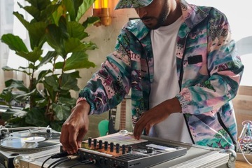 Native Instruments Maschine Plus + Komplete 14 Sel (включая 9 БЕСПЛАТНЫХ расширений)