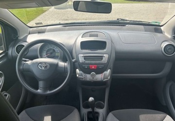Toyota Aygo I Hatchback 5d Facelifting 1.0 VVT-i 68KM 2012 Toyota Aygo 5-cio drzwiowa, Klimatyzacja, Model po Liftingu Benzyna 68KM, zdjęcie 7