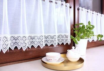 Заздростка белая кухонная штора с батистовой аппликацией, высота 70 см