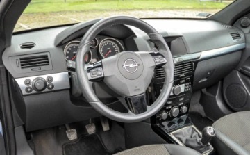 Opel Astra H Cabrio 1.8 ECOTEC 140KM 2007 Opel Astra 1,8 (140KM) Lift 168 tys.km. 1.8 Benzyna 140KM, zdjęcie 8