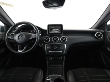 Mercedes Klasa A W176 Hatchback 5d Facelifting 200 156KM 2016 Mercedes A 200 156KM automat navi półskóra PDC, zdjęcie 14
